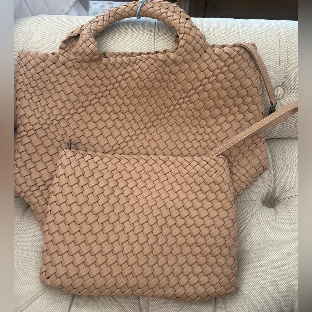 Woven bag with separate zipper pouch